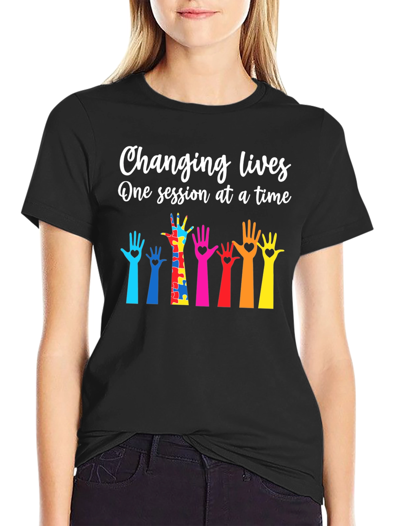 Camiseta con diseño de manos para concienciar sobre el autismo