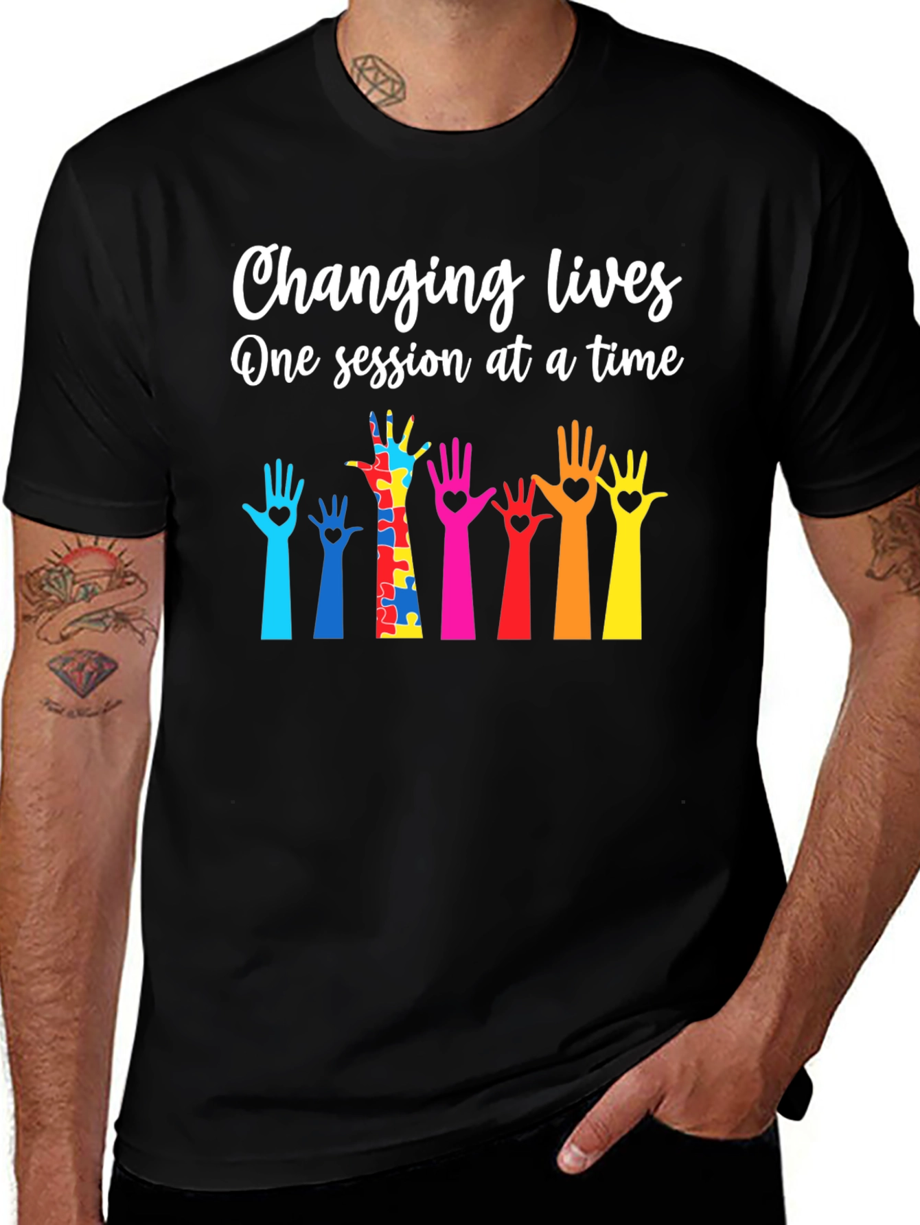Camiseta con diseño de manos para concienciar sobre el autismo