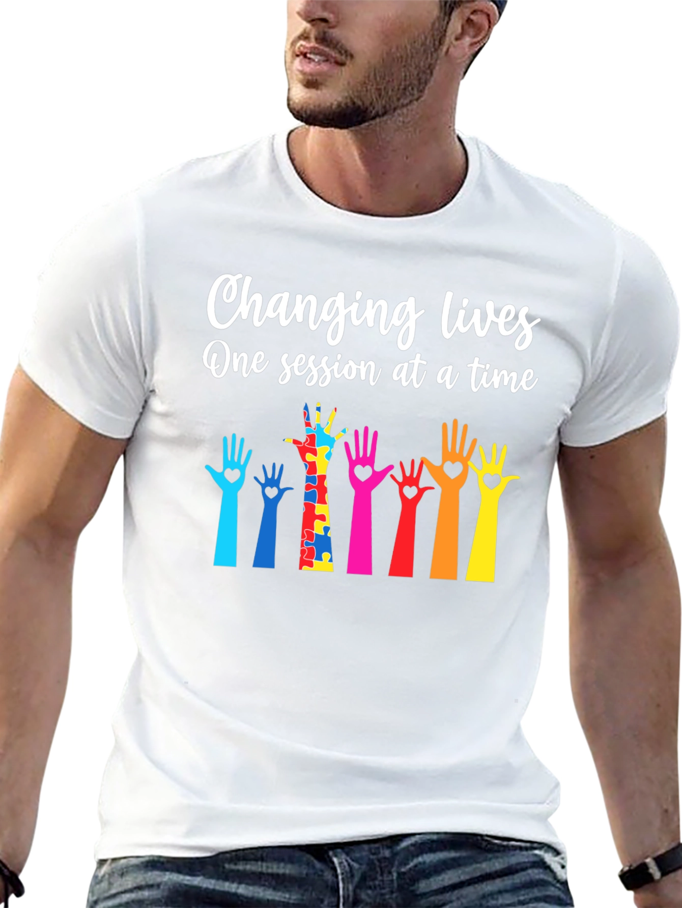 Camiseta con diseño de manos para concienciar sobre el autismo