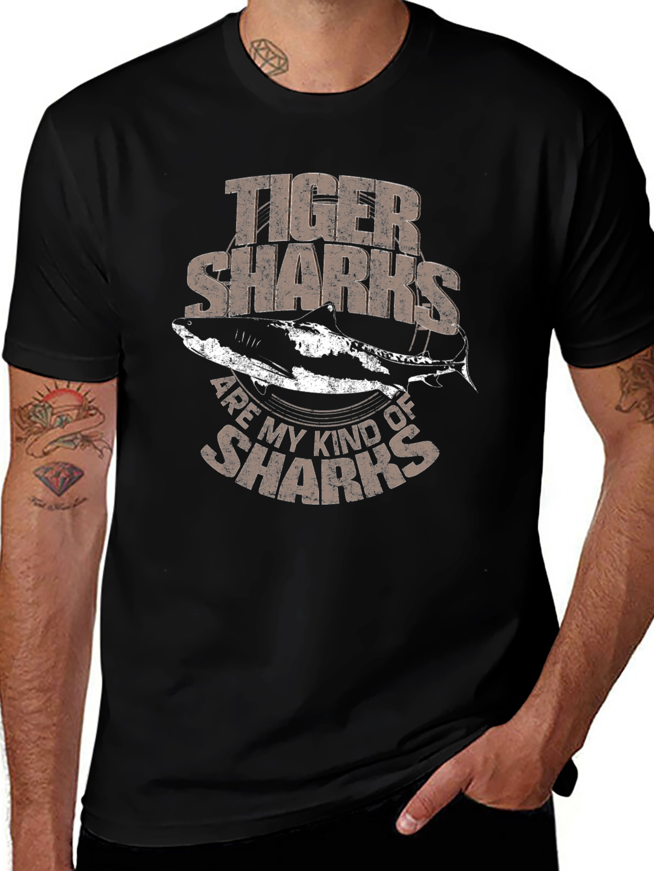 Camiseta Hombre Negra con Diseño de Tiburones Tigre