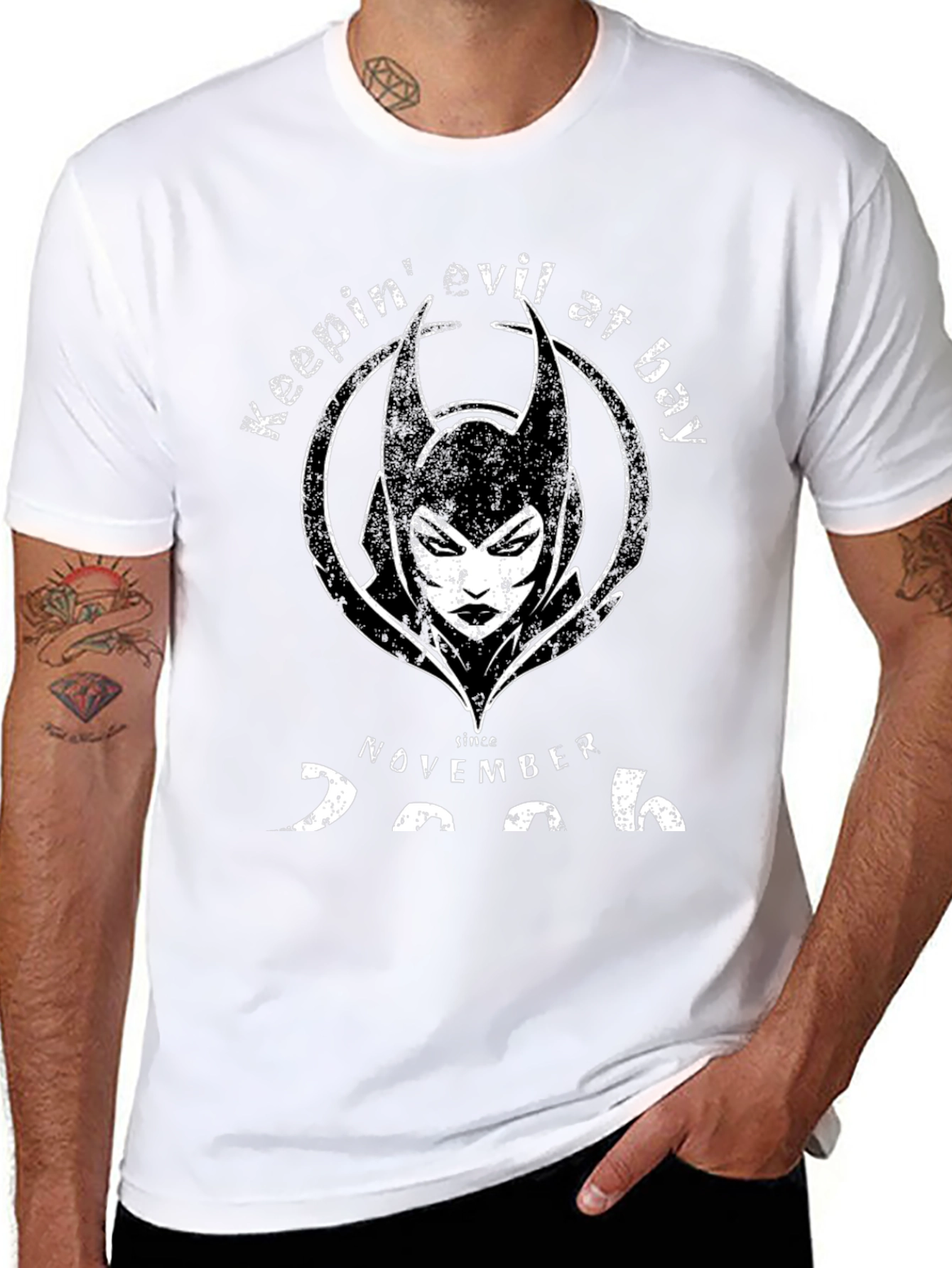 Camiseta Hombre Keepin Evil At Bay